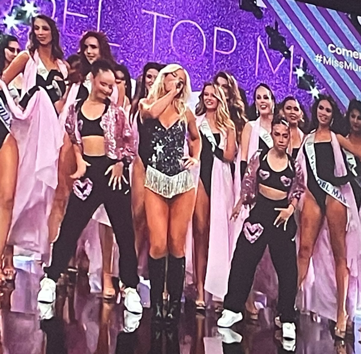 beomgyunu's tweet image. y cuando canta shake it off??

 #missmundochv #taylorswift