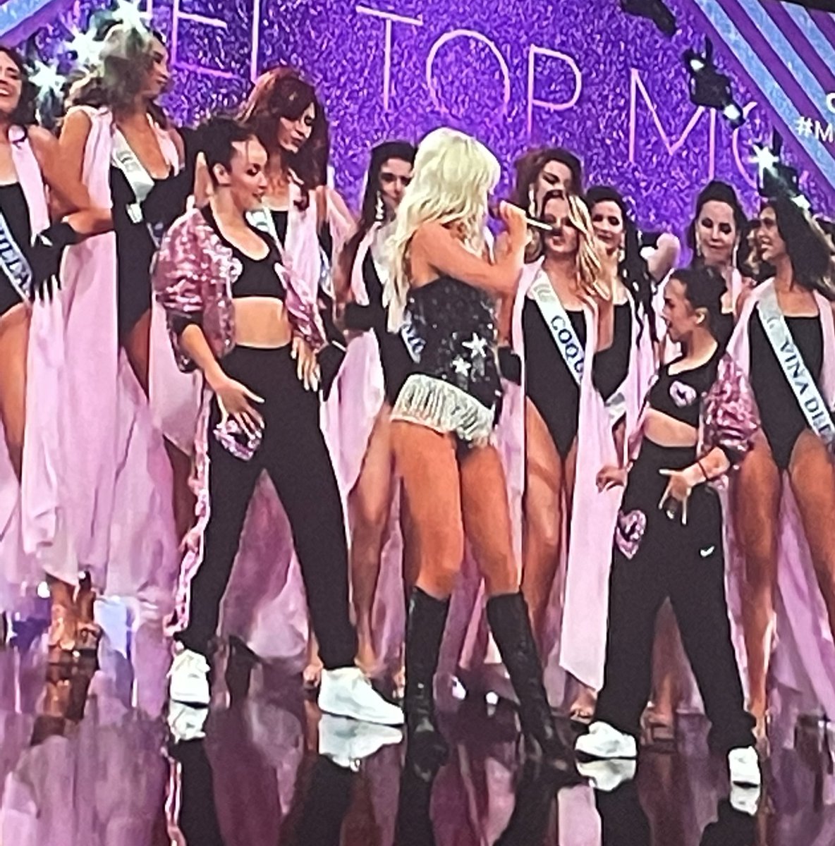 beomgyunu's tweet image. y cuando canta shake it off??

 #missmundochv #taylorswift