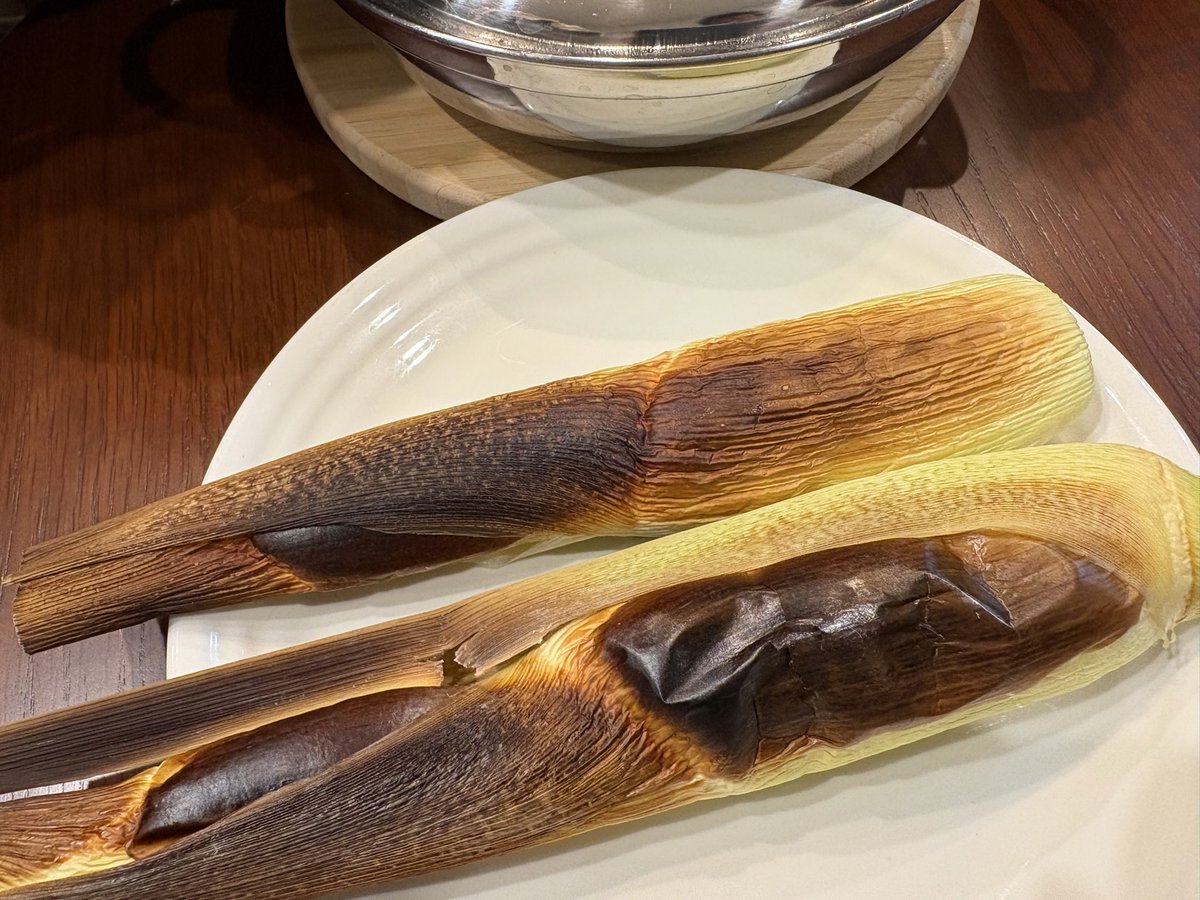 11月3日(月)今日は #祝日 の為 #午後ティー  はお休み🎌
#道の駅湘南ちがさき で購入してハマり…ポチッとお取り寄せした #マコモタケ
 
豚肉巻き・アスパラと一緒にバター醤油炒め・青椒肉絲・ガレット・炊き込みご飯…等々
そして最後はグリル焼き
どれもとても美味しかった❣️
皮を剥いてお塩で〜❣️