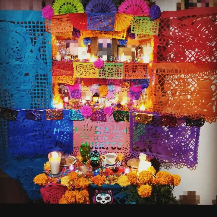 Hoy los honro, los recuerdo y agradezco por su vida, aunque ya no estén aquí ♡

Si nada nos salva de la muerte, al menos hay que vivir al máximo y recordar a los que ya no están pues algún día nos volveremos a encontrar.