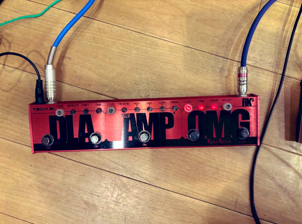 Kotsuo_gt's tweet image. 本日はMr.Big の練習スタジオ

amperoとTECH21 RK5を
ラインセレクターで
切り替えれるようにしてセット

RK5、アンプ直で、めちゃいい音やった！

シンプルな機材でスタジオの場合
これで充分いける〜

#TECH21 #RK5