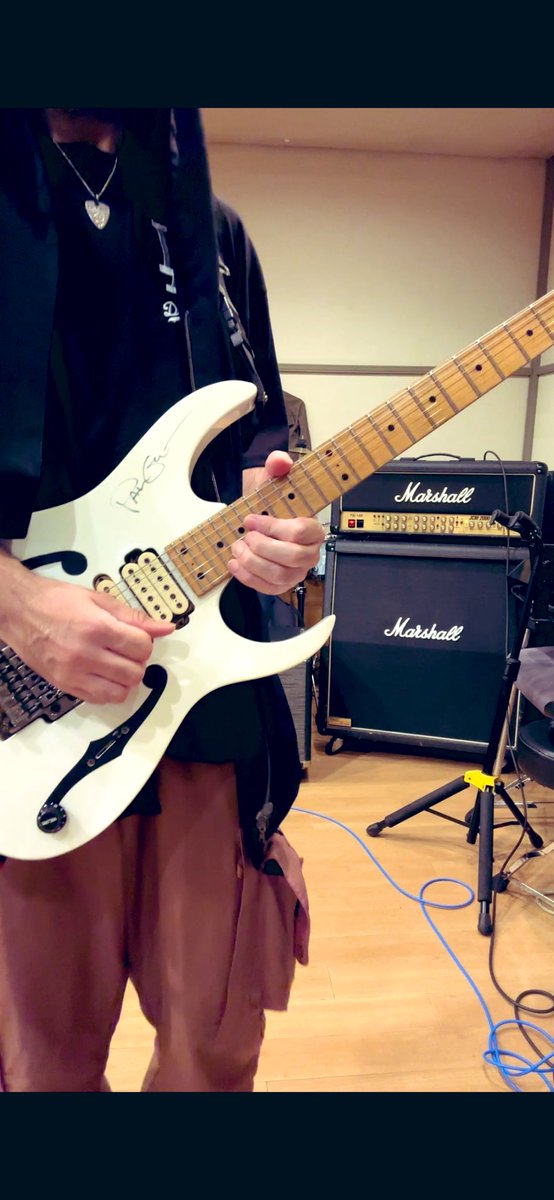 Kotsuo_gt's tweet image. 本日はMr.Big の練習スタジオ

amperoとTECH21 RK5を
ラインセレクターで
切り替えれるようにしてセット

RK5、アンプ直で、めちゃいい音やった！

シンプルな機材でスタジオの場合
これで充分いける〜

#TECH21 #RK5