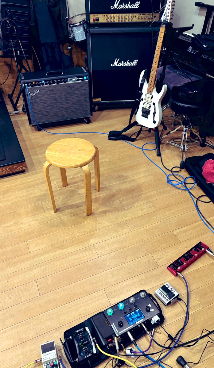 Kotsuo_gt's tweet image. 本日はMr.Big の練習スタジオ

amperoとTECH21 RK5を
ラインセレクターで
切り替えれるようにしてセット

RK5、アンプ直で、めちゃいい音やった！

シンプルな機材でスタジオの場合
これで充分いける〜

#TECH21 #RK5