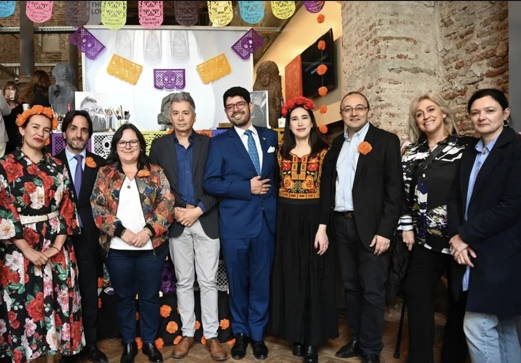 andresrpe's tweet image. Gracias al @MuseoMAPI por ser sede de otra ofrenda y de la inauguración de la ruta de altares.

En el evento compartimos mezcal, pan de muerto, chocolate caliente y música mexicana.

Honrados por la asistencia de autoridades nacionales de cultura y cuerpo diplomático.