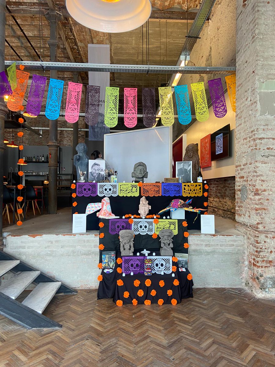 andresrpe's tweet image. Gracias al @MuseoMAPI por ser sede de otra ofrenda y de la inauguración de la ruta de altares.

En el evento compartimos mezcal, pan de muerto, chocolate caliente y música mexicana.

Honrados por la asistencia de autoridades nacionales de cultura y cuerpo diplomático.