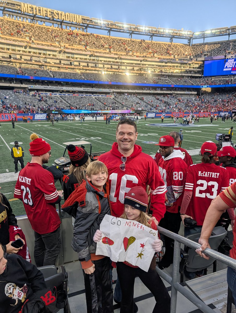 AdamoMancino's tweet image. #GoNiners Sea of Red at MetLife !!