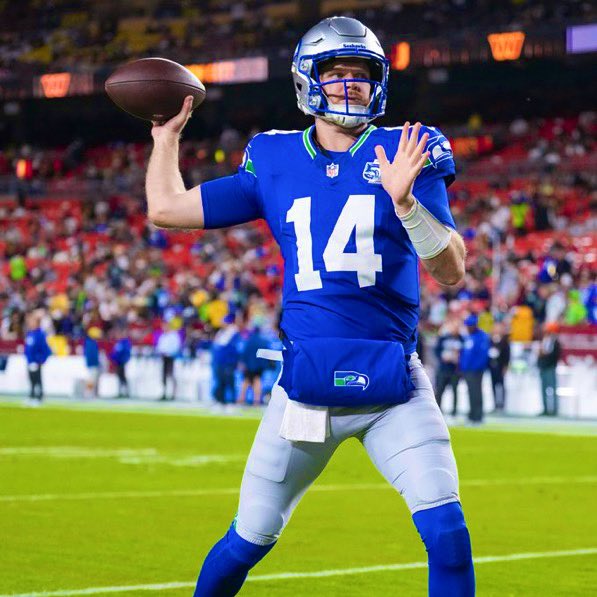 #Seahawks QB Sam Darnold so far tonight vs. the Commanders:

- 10/10
- 142 passing yards
- 3 TDs
- 0 INTs
- Perfect 158.3 passer rating