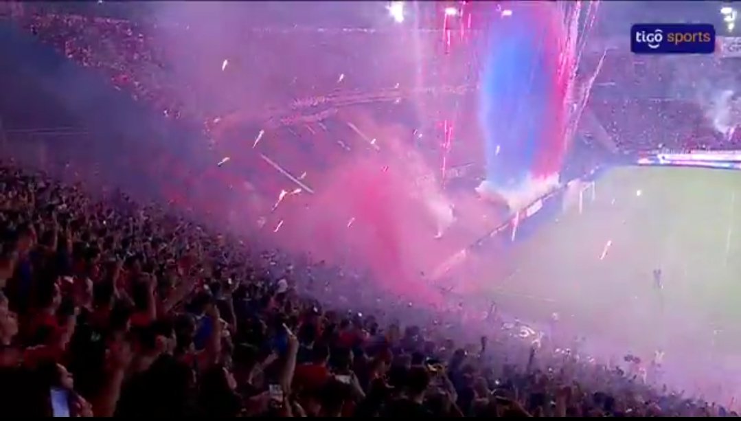 Algún día los hinchas neutrales tenemos que hablar del fenómeno Cerro Porteño, no tienen títulos internacionales están abajo en el historial de clasicos pero caminas por cualquier parte del País y ves camisetas de Cerro. Hoy el partido lo ganó la gente. El estadio era un infierno