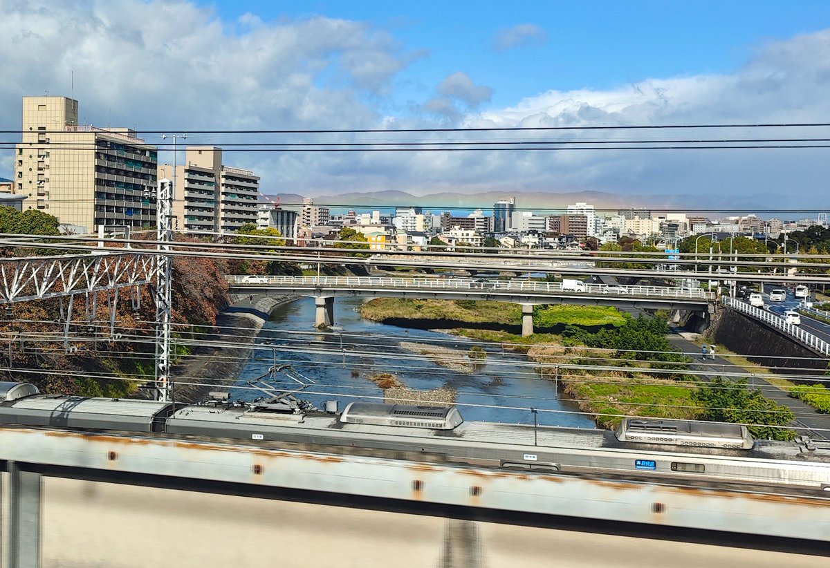 hiro_sj30's tweet photo. 新幹線の車窓から、京都の街なかに低い虹が見えた。
これまで見たら虹で一番の低さだな。 https://t.co/zA9avksOLp