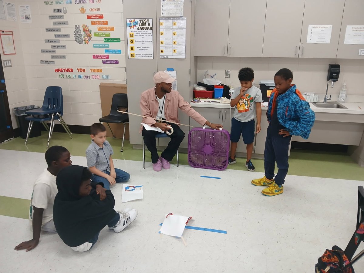 JamesJaguars1's tweet image. Caught Mr. Lee engaging his 3rd grade science scholars💛🖤 #ChallengeAccepted✔️ ⁦@WeAreHAEST⁩ ⁦@HCPSTNRegion2⁩ ⁦@HillsboroughSch⁩ ⁦⁦@HCPSElemScience⁩