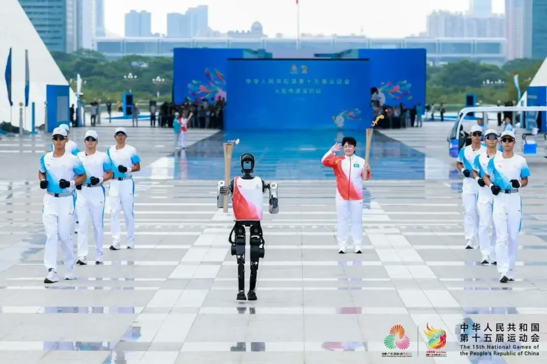 szdaily1's tweet image. The #torchrelay for the #15thNationalGames illuminated #Shenzhen’s status as a tech hub yesterday morning through the incorporation of a #humanoidrobot torchbearer and an aerial helicopter leg, blending the event’s symbolism with the city’s drive for #innovation.

The Shenzhen…