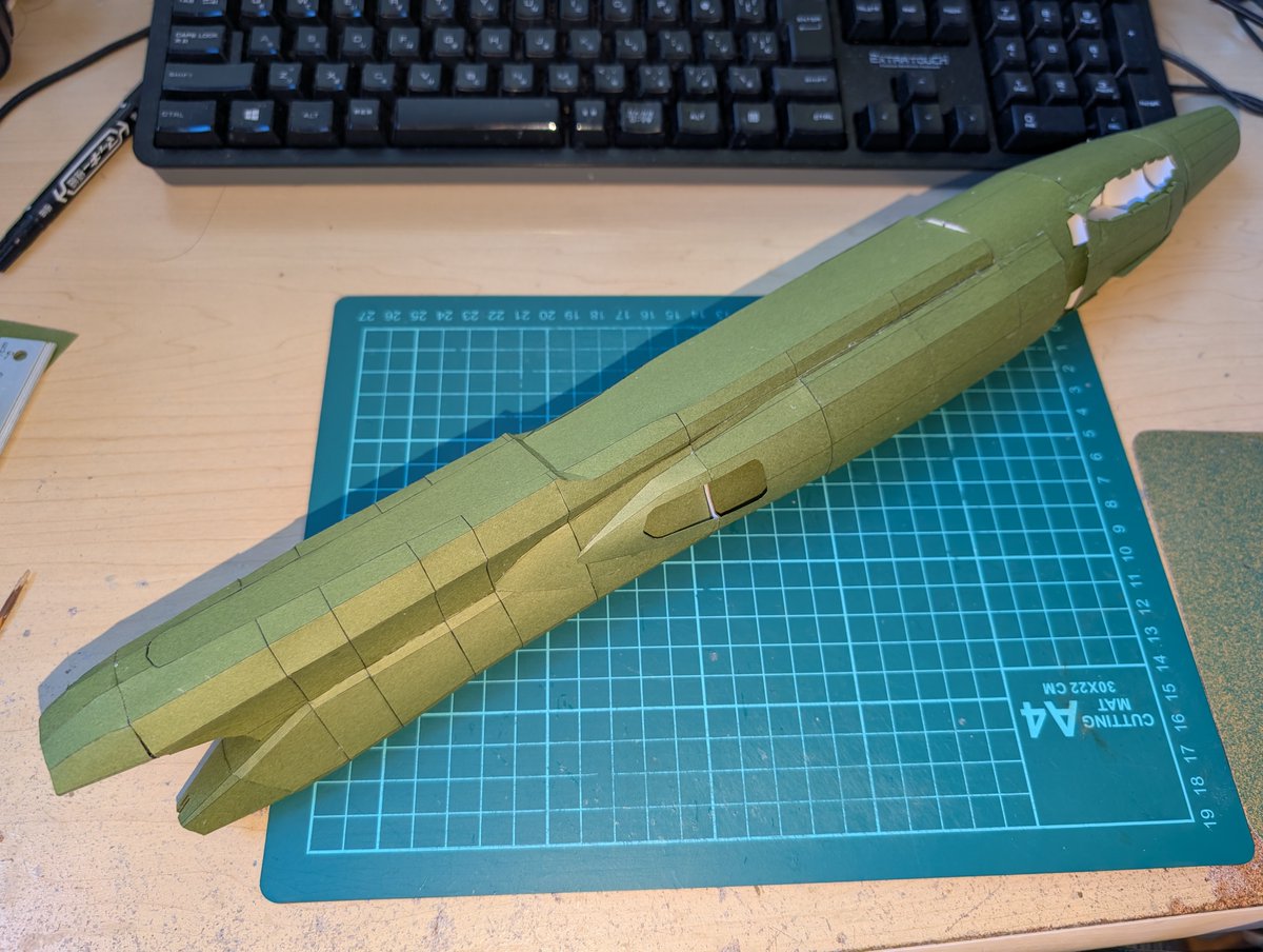 まだモデリング中ですが、アタリをつけるために骨組みと艦体を試作。概ねパーツ分割は良さそうですが、波動砲口や後部の謎リング周辺はまだまだ🙄
Ⅲの映像からはマッシブな印象を受けましたが、3199版はかなりスマートな感じ。シド・ミード版ヤマトに通じる方向性ってのも頷けるかも。これはこれで👍