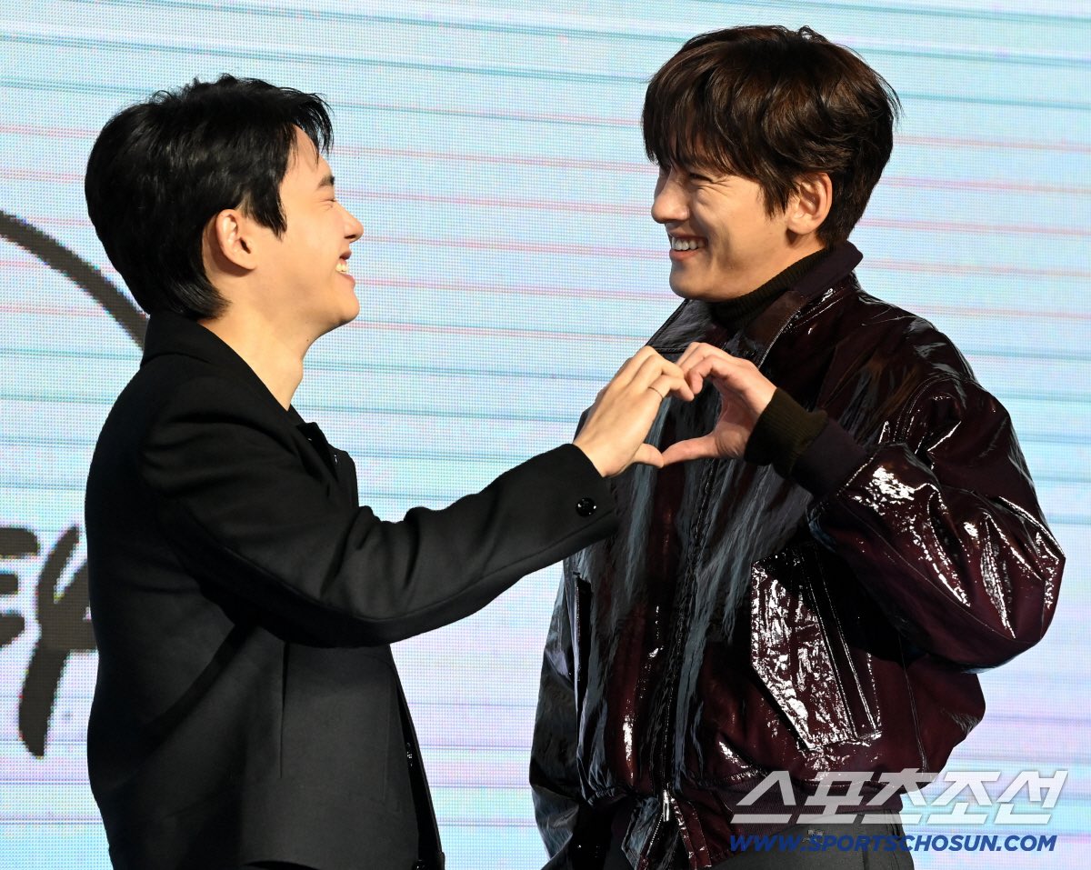 milkteus's tweet photo. kyungsoo and changwook made a heart together ㅋㅋㅋ https://t.co/ziQfyQfqMr