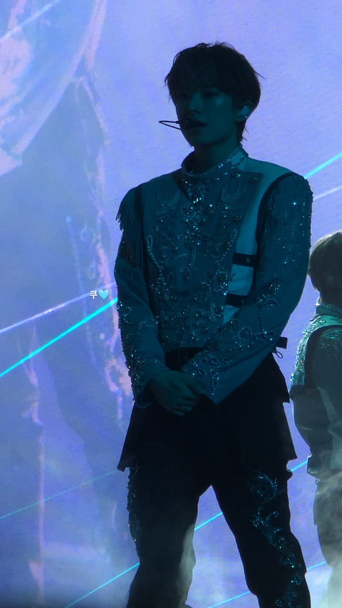 다 어두운데 광대 하이라이터만 반짝이는거 미친놈 될 것 같음