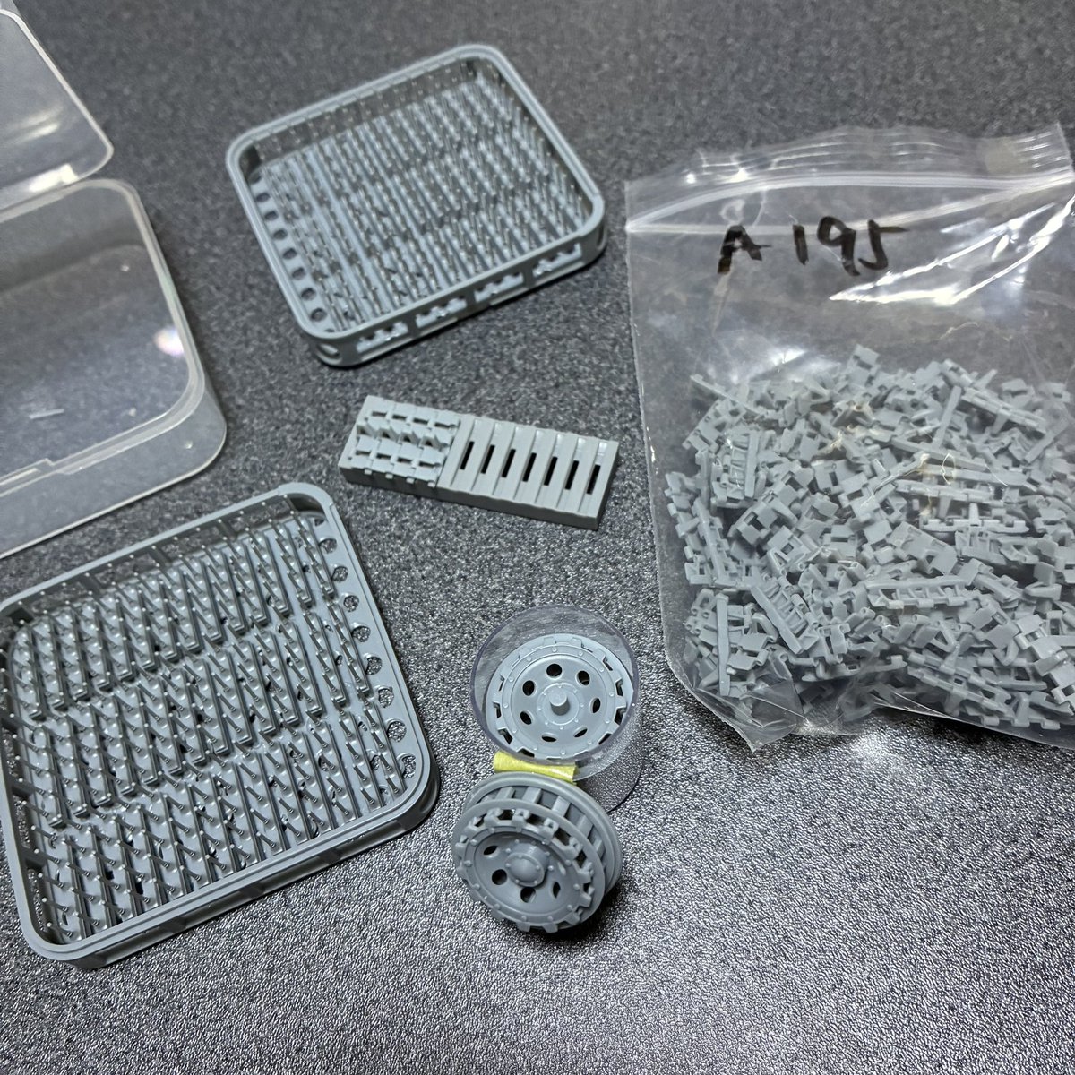 FunazouModels「T-34好きが認める1/35スケール1号戦車F型履帯」起動輪付きが到着。さっそく作るよ。