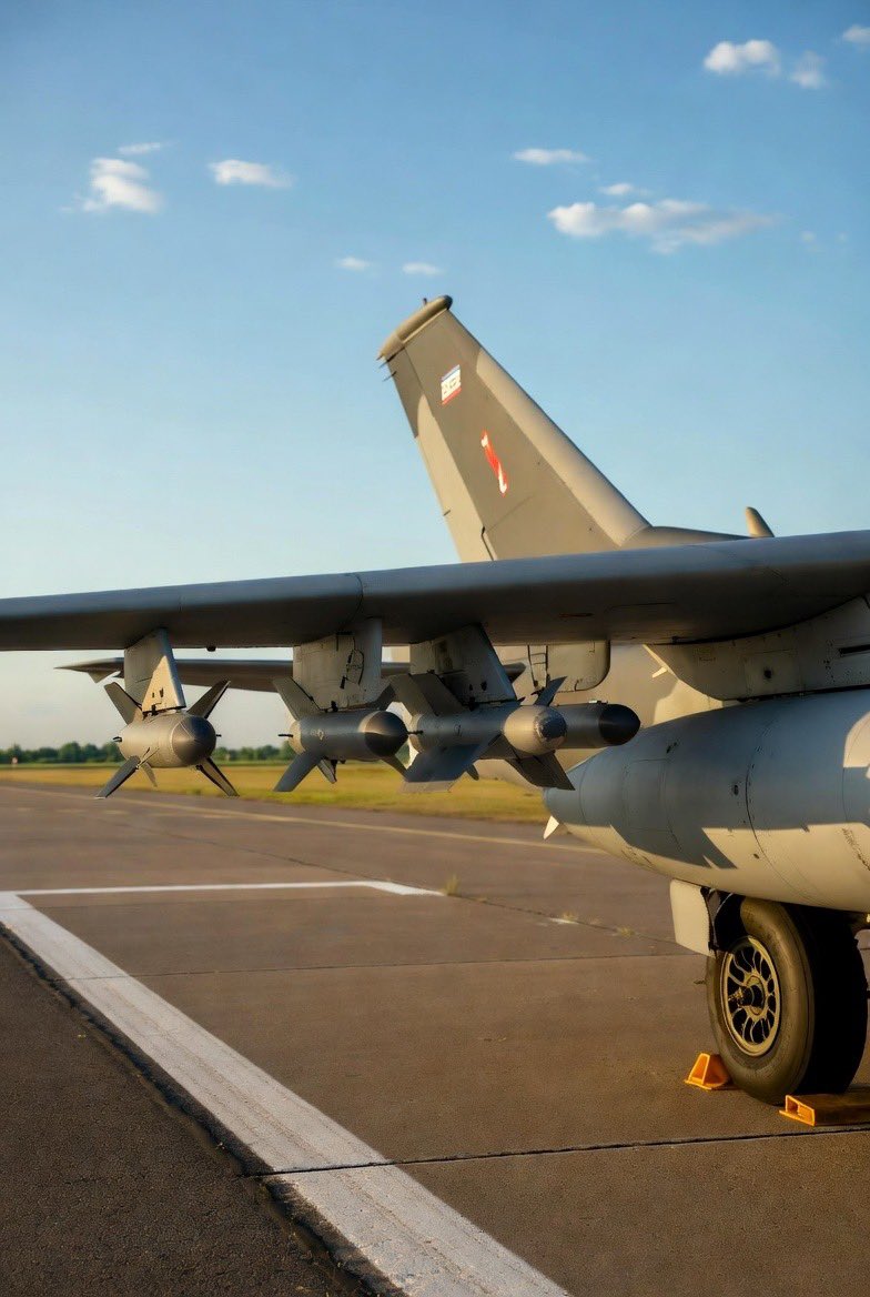 Bf_ghost_ua's tweet photo. Air raid alert declared across the entire country due to the launch of a Russian MiG-31K fighter jet — a carrier of the Kh-47M2 “Kinzhal” hypersonic missile.
#Ukraine #AirAlert #Kinzhal #Russia #WarInUkraine #MiG31K #UkrainianWar https://t.co/dgiQ8Gxc2X