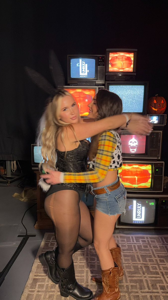 azra_lifts's tweet photo. Halloween with her 😘 https://t.co/qBUoVg53UM