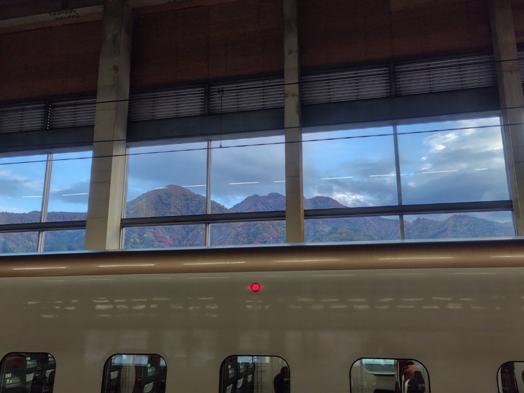 niinekotetsu's tweet photo. 越後湯沢駅から見える山々は、紅葉が始まっています🍁
美奈子さんに新潟の紅葉見て欲しいなぁ🥰
これから新幹線に乗ってまずは大宮からの聖地朝霞へ🚄
#本田美奈子 #LIVEFORLIFE #音楽彩 #音楽彩2025 #上越新幹線 #越後湯沢駅 https://t.co/UDRI2ezf8O