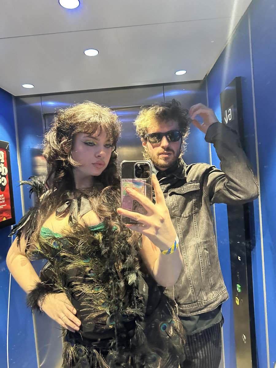 lookunderscore's tweet image. i am bob dylan