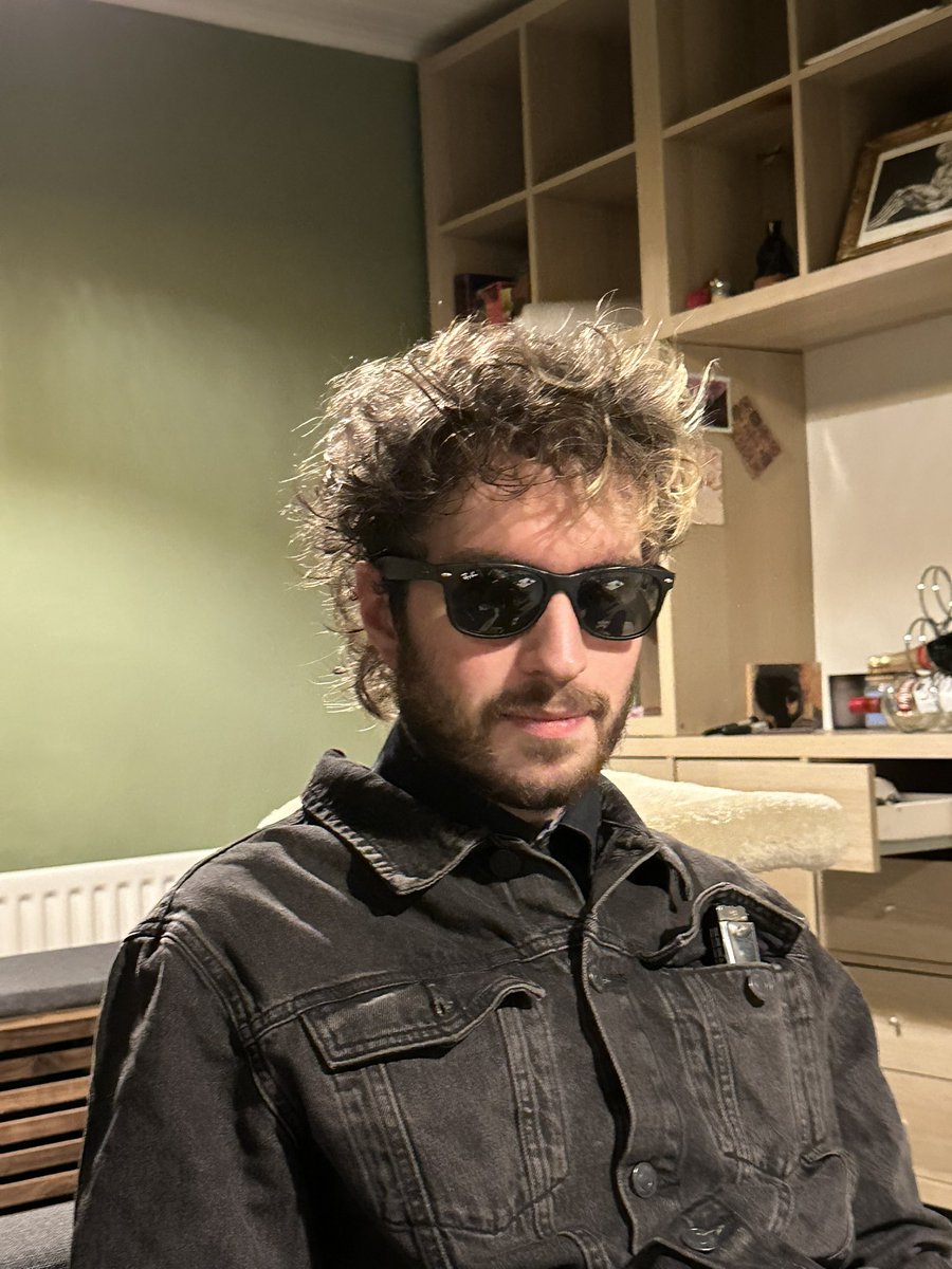 lookunderscore's tweet image. i am bob dylan