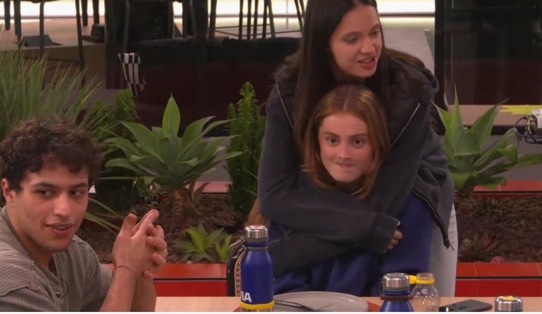 Nirvxa_'s tweet image. La cara de vergüenza de Olivia cuando le dijo a Tinho &quot;me encantas y nunca dejes de ser como eres&quot; 
VS
Su cara cuando dice q &quot;es muy buena gente y se lo tiene q creer más&quot;

ME MEO POR FAVOR QUE MONA #OTDirecto2N