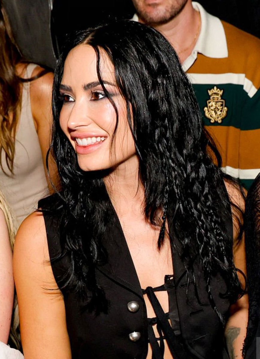 sim ela atinge o auge da beleza sorrindo não sei pq ela fica séria pra as fotos