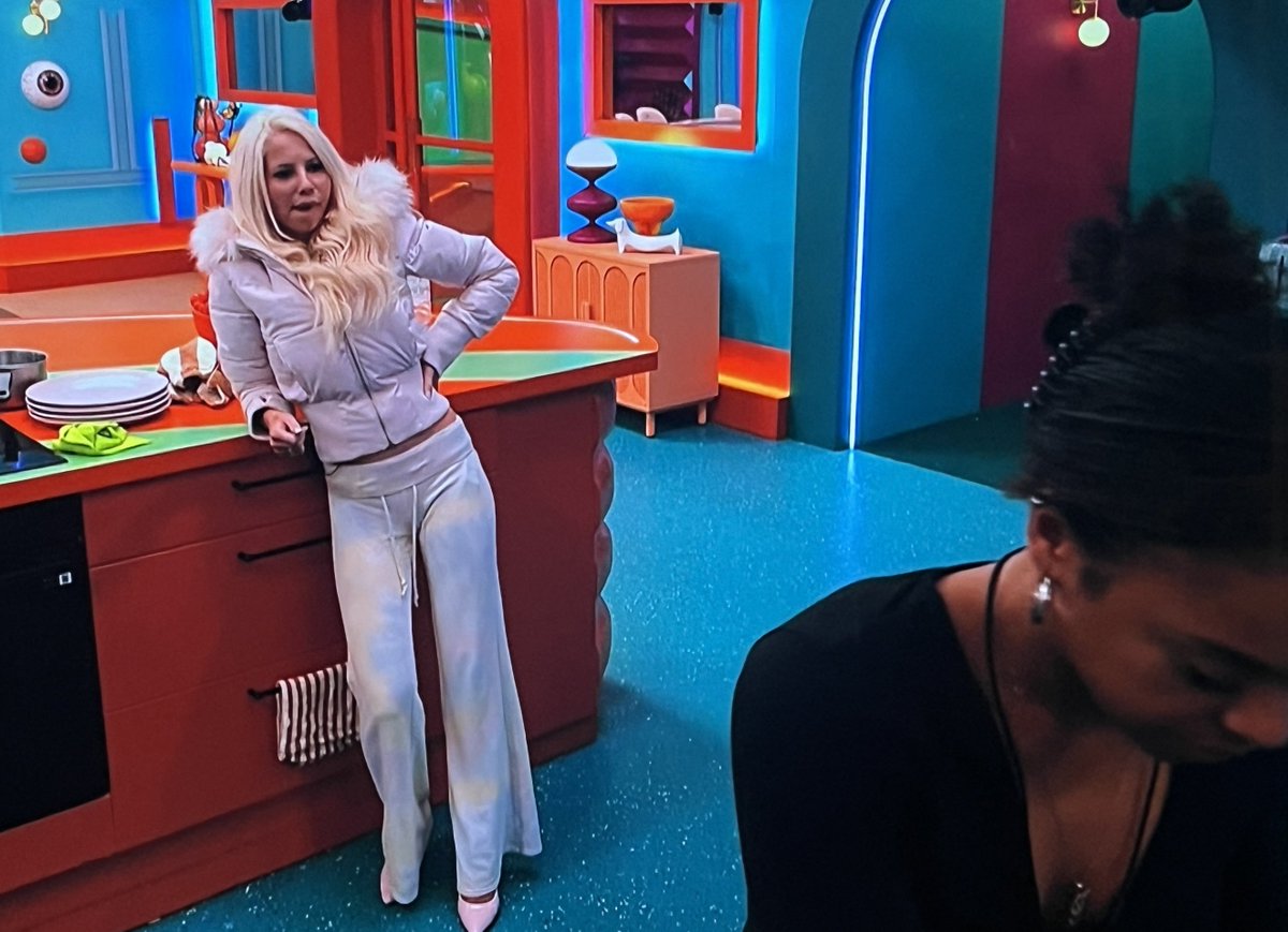 EKIIINSUUU's tweet photo. elsa realising her plan to cause a rift between teja and marcus failed ajsjsjsjshaajha #BBUK https://t.co/shHd4HAS48