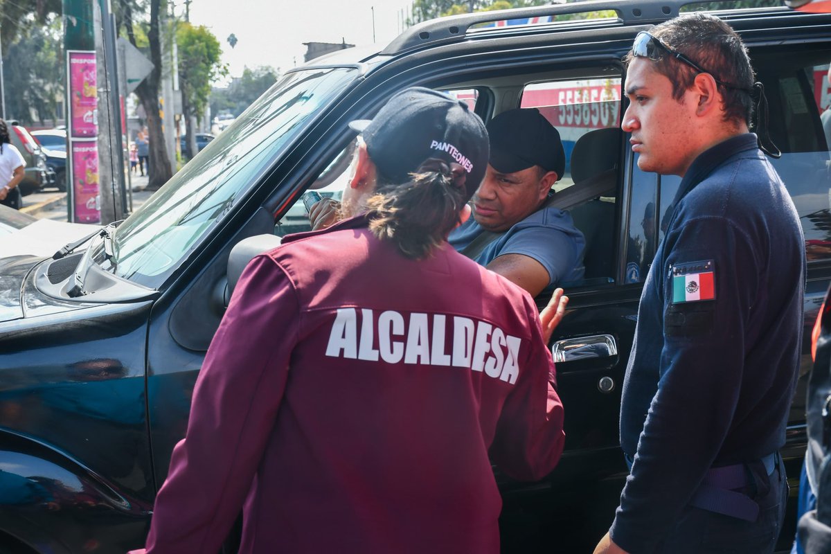 Siguen los trabajos para agilizar la movilidad en los alrededores del Panteón San Lorenzo y llevamos a cabo un recorrido en su interior para garantizar la seguridad de todos los visitantes.

Trabajamos para que en estas fechas puedas recibir a tus seres queridos en paz y