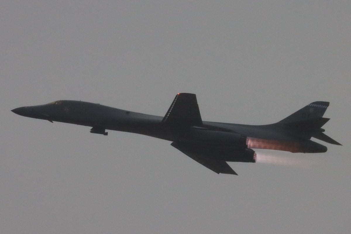 planef16's tweet photo. 11.3    B-1B×2
アフターバーナー全開で離陸🛫🔥
#三沢基地 
#RJSM 
#B1 https://t.co/YDiqzQlnEK