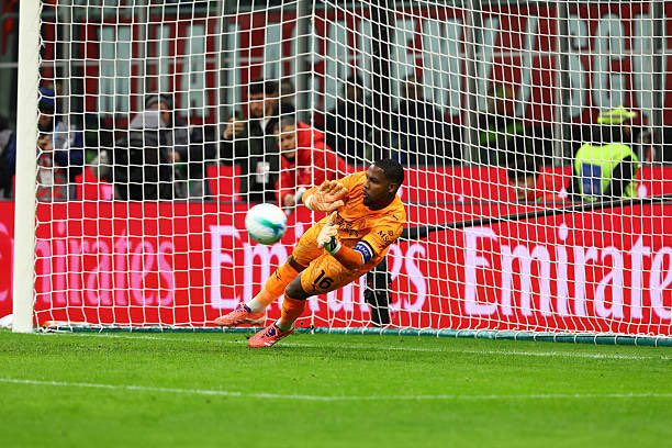 بعد بلنتي بيزا بالسان سيرو ظهرت أصوات تنتقد مينيان إنه حارس لا يصد بلنتيات وغير مفيد والمفترض ينقذ الفريق ، اليوم أتى بلنتي من غباء لاعب يدعى فوفانا مع ذلك مينيان أثبت قيمته بتصديه الحاسم وأنقذ الفريق وحققنا الفوز .. شكرًا مينيان ❤️🖤