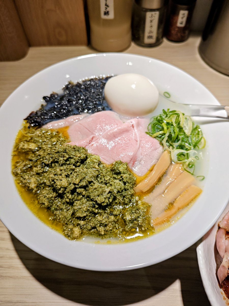 hiroshi_pudding's tweet photo. 中野坂上駅の『希いろ』さんにていただきました！

・特製牡蠣塩ラーメン　1200円
・炙りお肉ご飯　400円

コシの強いピロピロ麺と牡蠣の旨味が相性抜群！

これからがとても楽しみなお店でした！
末永く続いて欲しいですね！

新メニューも楽しみです！
ごちそうさま！

#ラーメン 
#つけ麺
#まぜそば https://t.co/qlP5QMWf05