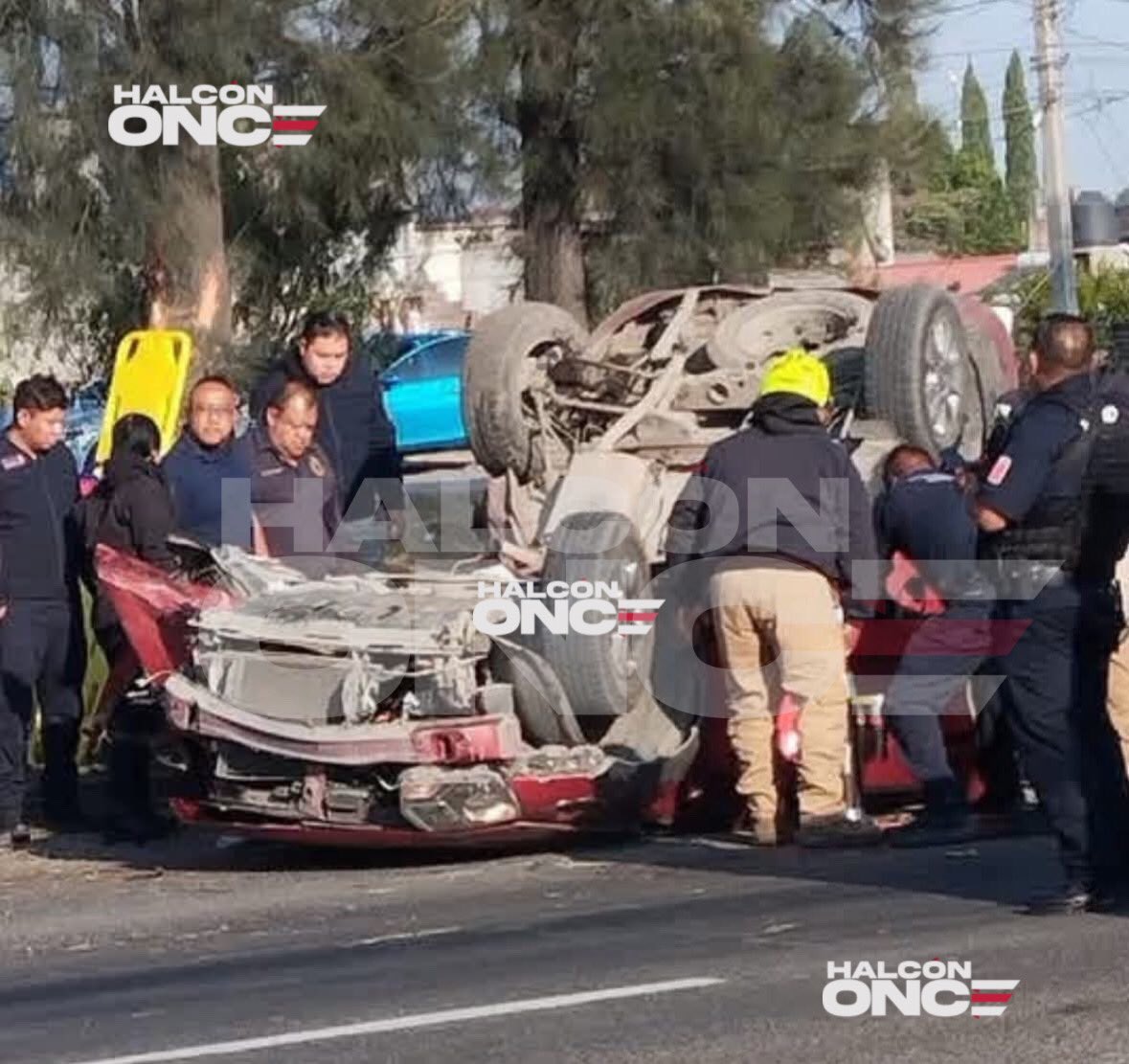 HalconOnce's tweet image. YA NO REGRESARON…. 

Cuatro jóvenes regresaban de una fiesta abordo de una camioneta Renault Oroch, sobre #LecheriaTexcoco procedentes de el municipio de #Texcoco. 

El exceso de velocidad fue frenado por un árbol del camellón central a la altura de #Acuexcomac, #Atenco #Edomex,…
