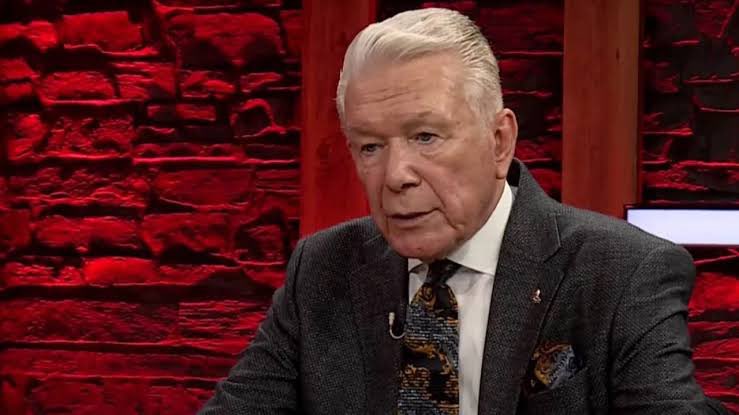 Uğur Dündar : Arkadaşınız vefat etmiş, acıyla cenazesine koşuyorsunuz.
Cami avlusunda biri yaklaşıyor. Telefonu ayarlayıp size dönüyor:
"Abi şöyle gülerek bakar mısın? Bir fotoğrafımız olsun!"
Nasıl bir toplum olduk?
Mahallede hiç tanışmadığımız biri vefat ettiğinde arabamızdaki