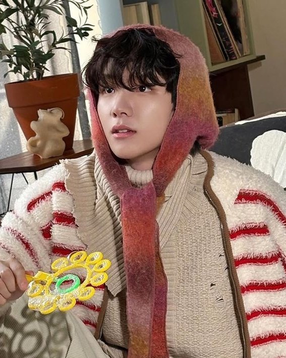 hakiemeu's tweet image. the idol                 vs.            the photocard