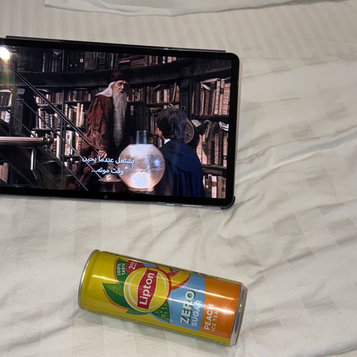 في كل بداية شتاء أحب أتابع 𝐆𝐢𝐥𝐦𝐨𝐫𝐞 𝐆𝐢𝐫𝐥𝐬 و 𝐇𝐚𝐫𝐫𝐲 𝐏𝐨𝐭𝐭𝐞𝐫 — أجواء الشتاء فيهم هي الأجمل على الإطلاق - جلسة اليوم بعنوان: زاوية كُلّ مافيها شاعريّ ☕️🍂🪄