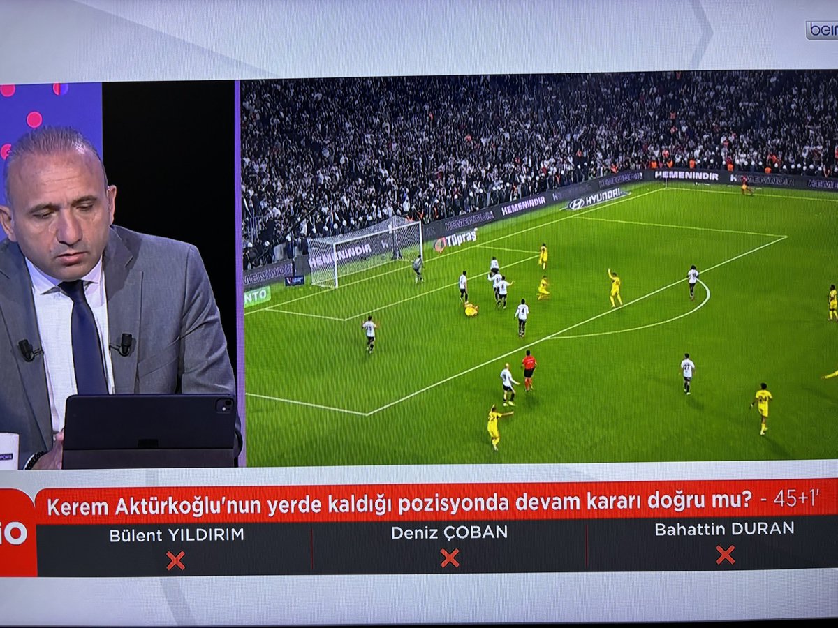 TekYolFener's tweet photo. 45’ Kerem Aktürkoğlu’nun yerde kaldığı pozisyon penaltı mı?

Bülent Yıldırım: “Penaltı.”
Deniz Çoban: “Penaltı.”
Bahattin Duran: “Penaltı.”

(beIN Trio) https://t.co/3LmAVvaaby
