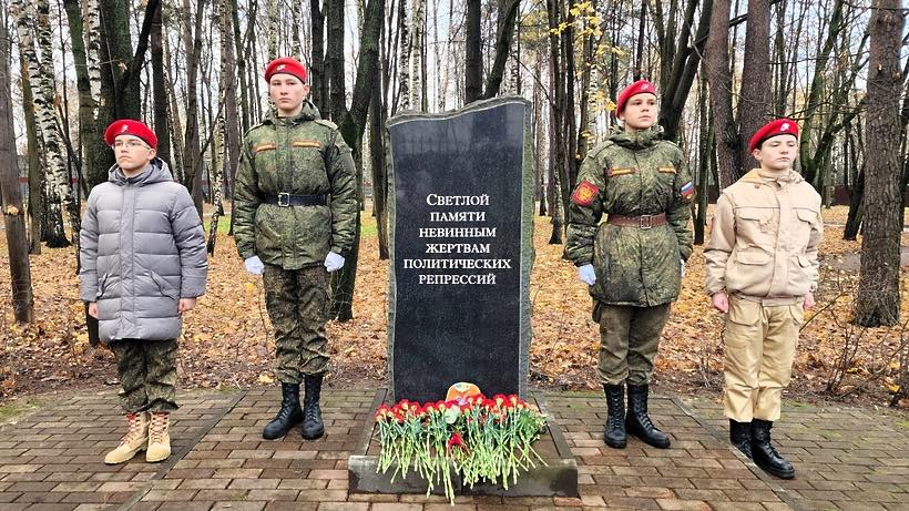 Fennoscandia's tweet photo. Мытищи, Мос. обл., 30 октября 2025

даже не знаю от чего больше ��бсурда и от чего больше оторопь берет — от надписи на памятнике (уже несколько лет как), или от милитаризованных детей караулящих памятник (два дня назад)) https://t.co/i6OQTJFytR