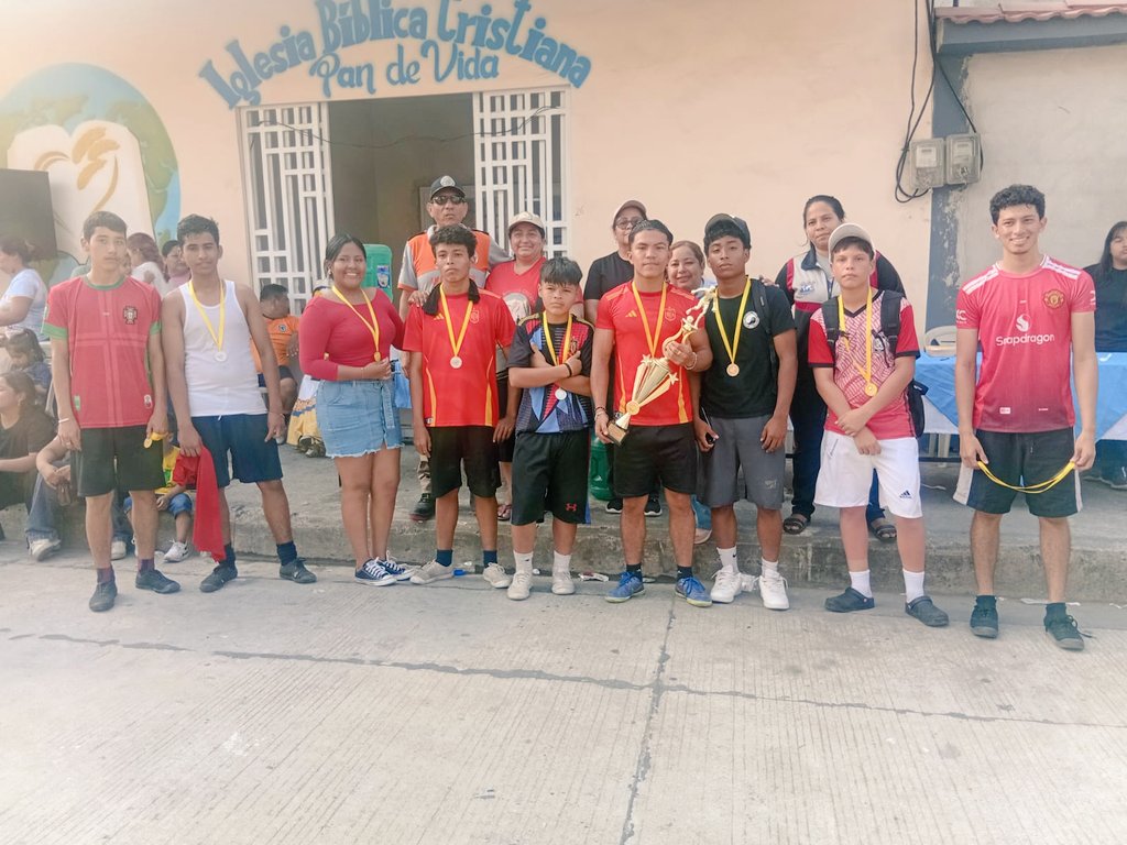 Jesseni33022601's tweet photo. El 01 de noviembre se llevó a cabo la Integración Deportiva 2025 del Ministerio Infantil de la Iglesia Bíblica Cristiana, los niños y jóvenes celebran mientras reciben sus medallas y trofeos. 
#el_ministerio_infantil_es_un_llamado 
#somos_iglesia https://t.co/yyjLEUkV08