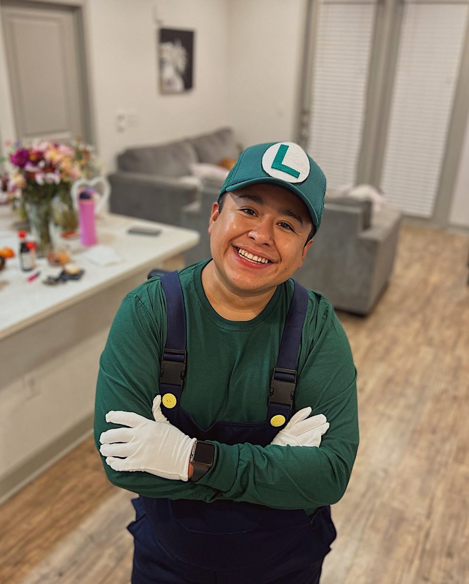 dpena13_'s tweet photo. halloweekend 2025 🎃💚 https://t.co/zj48HAFaen