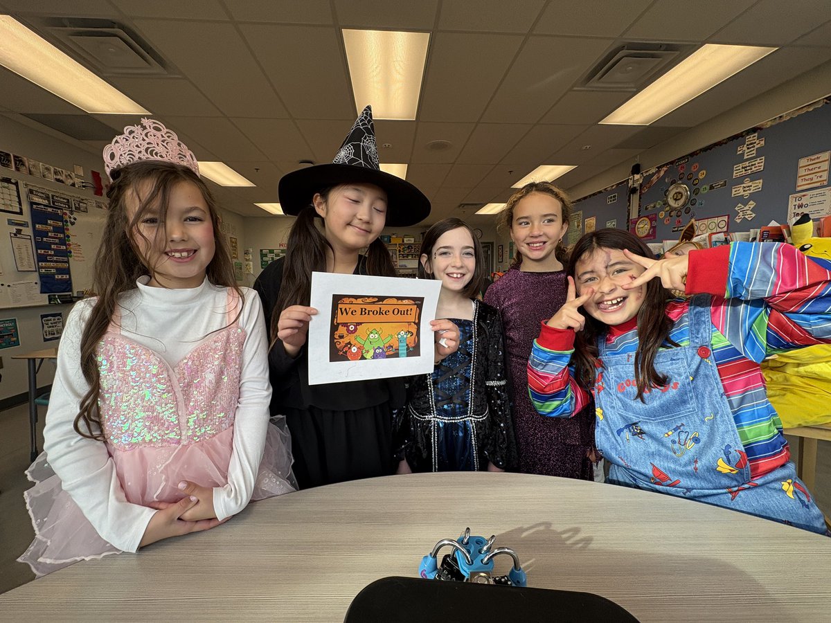 MrRussClass's tweet image. Phew! It was close one but we were able to #BreakOut and escape Igor’s Dance Dungeon. 

🔒 📦 🎃 👻

@breakoutEDU 
#Halloween