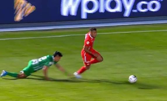 protillismo's tweet image. Te encontraste a Duvan Vergara arrastrando a Daniel Muñoz. Dale RT y América vuelve a ganar en el atanasio