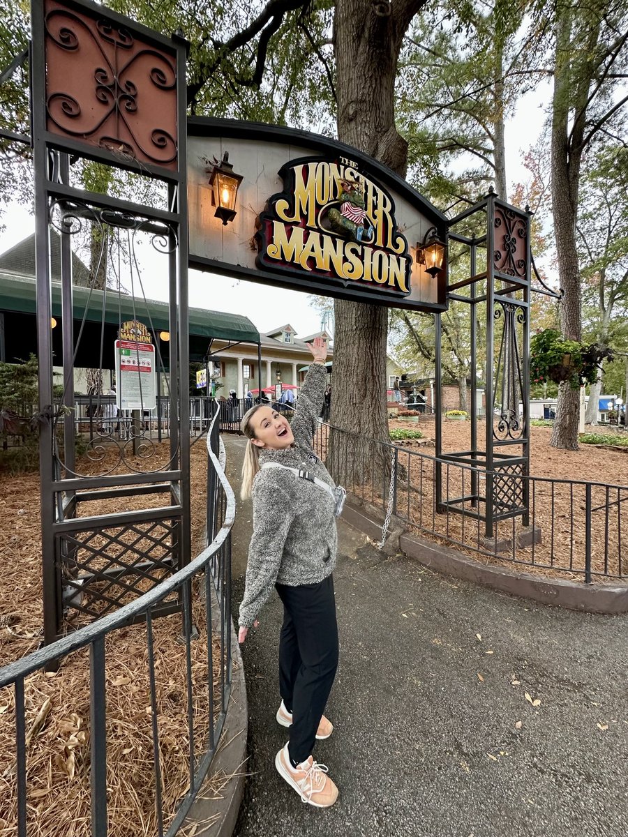 BUCKET LIST DARK RIDE ✅ Omg The Monster Mansion ⁦<a href="/SixFlags/">Six Flags</a>⁩ blew my mind. Incredible animatronics and detailing. I can’t believe this exists. Run don’t walk.