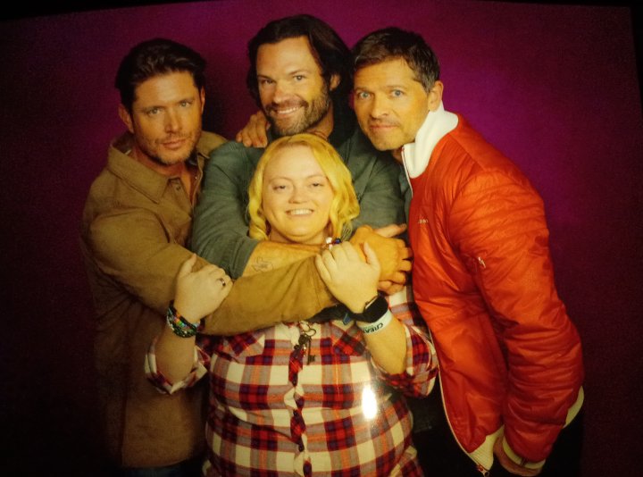 lynn89_s's tweet photo. So much fun and Jared is the sweetest he wished us both a happy birthday and gave us high fives since we were doing the op as an early birthday present for ourselves since our birthdays are in December and this is the last con. #spnnash2025 https://t.co/AHXRXzUsfs