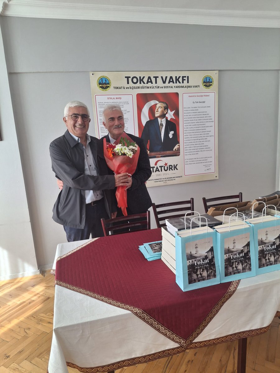 Sevgili Dostlar,
Geçen cumartesi Tokat Vakfı'nda; Araştırmacı Yazar Sevgili Hasan AKAR'ın; "Yüzyılda Tokat Behzat Çarşısı ve Yüzyılda Tokat Taşhan ve Komisyoncuları" kitaplarının tanıtımına katıldım. Örnek yerel tarih çalışması dikkati çeken Akar'ı kutlar, başarılar dilerim...