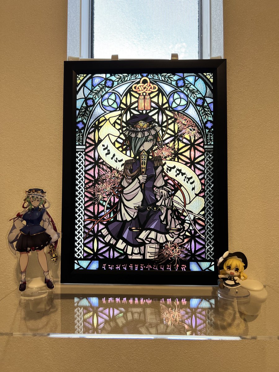 rapidity_orb's tweet image. 購入してから色々試行錯誤した結果、ようやく映姫様をちゃんと飾る事ができました…良き…

ステンドグラス：@Dionysos_8911 様
アクスタ：@hashiro_san 様