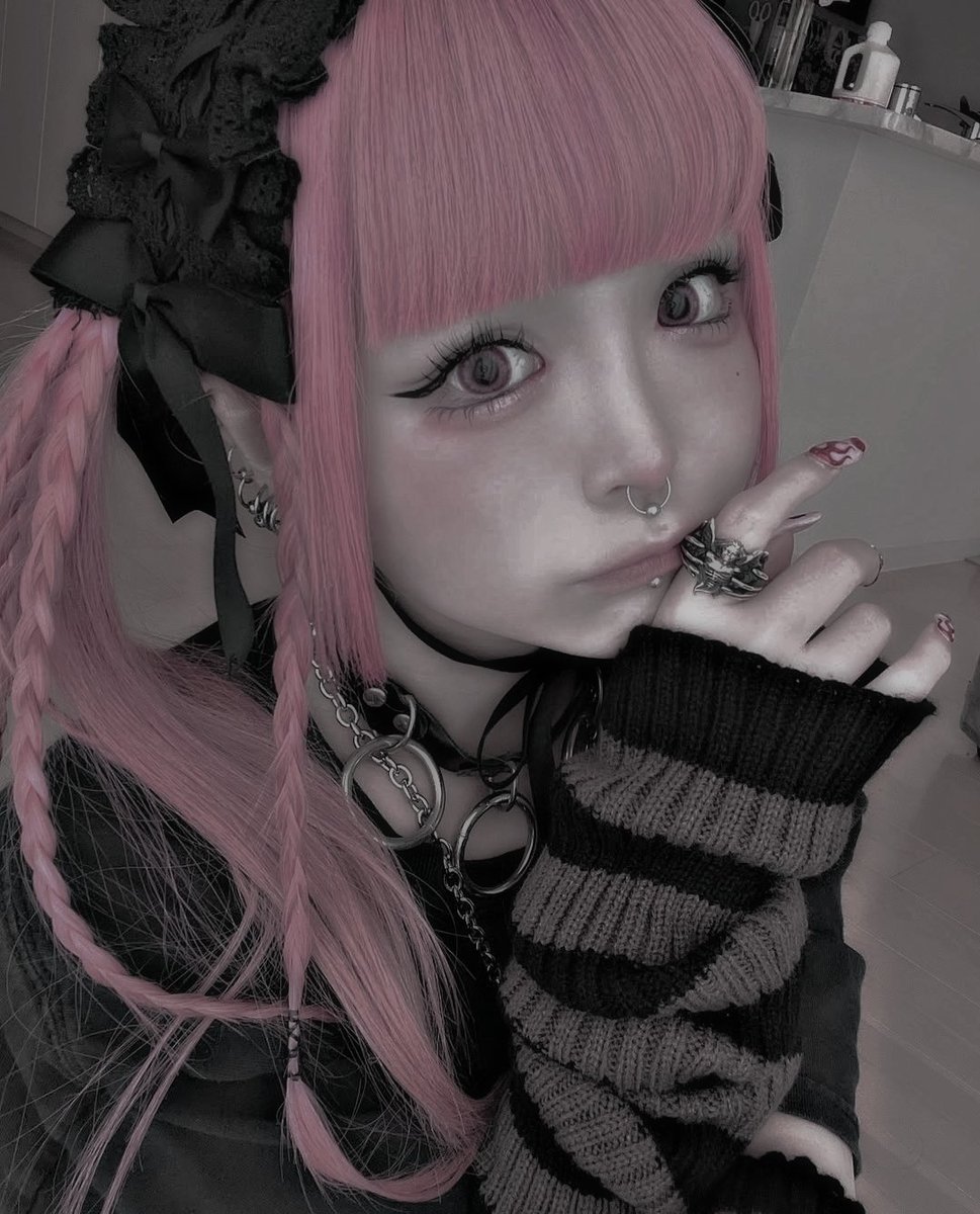 👻᪶᪼𝓟𝓮𝓻𝓸𝓷𝓪 tweet media