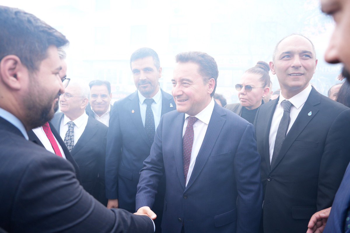 Liderimizle, üyelerimizle, gençlerimizle, kadınlarla, merkeziyle, teşkilatlarıyla Gaziosmanpaşadaydık!

Başka partilerden 50’yi aşkın katılımın sağlandığı, nice vatandaşımızla hemhal olduğumuz, yoğun bir emeğin ürünü çok güzel bir programı geride bıraktık.

DEVA’m!