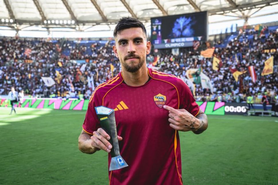Entra, si procura una punizione, la tira perfettamente (senza fallo di mano era gol), si procura un rigore e glielo sbagliano

Er male daaa Roma