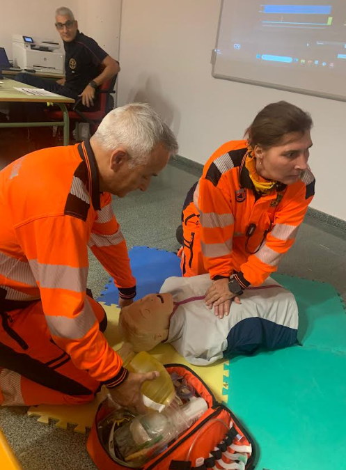 PC_Cisterniga's tweet photo. 🦺🦺 Jornada de formación
Formación Transfronteriza en materia Sanitaria destinado a Voluntarios de Protección Civil.
Junto a @PcTudeladeduero , APC Aldeamayor, PC Siena (Portugal)
Gracias a @PcTudeladeduero y @ProtecCyl
🚨🚑⛑️ #ProteccionCivil #Firstaids https://t.co/y2felEN93A