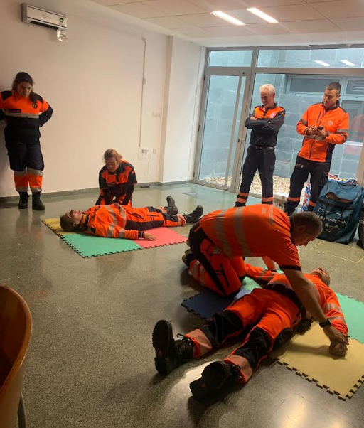 PC_Cisterniga's tweet photo. 🦺🦺 Jornada de formación
Formación Transfronteriza en materia Sanitaria destinado a Voluntarios de Protección Civil.
Junto a @PcTudeladeduero , APC Aldeamayor, PC Siena (Portugal)
Gracias a @PcTudeladeduero y @ProtecCyl
🚨🚑⛑️ #ProteccionCivil #Firstaids https://t.co/y2felEN93A